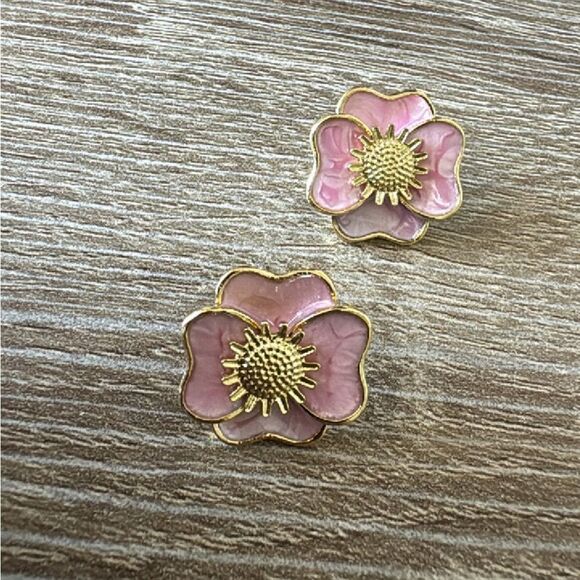 Pink flower stud earrings A825 - Picture 3 of 5